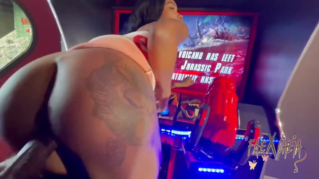 Encontramos un arcade para follar