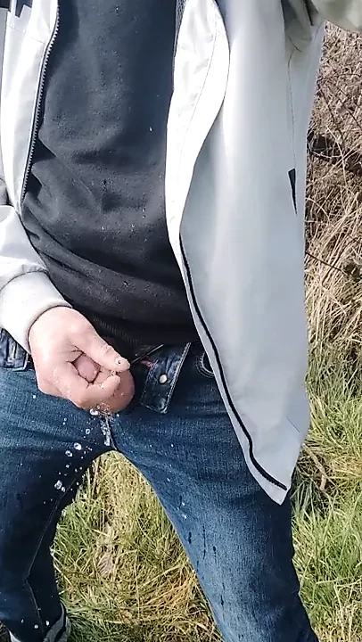 道路で放尿しておしっこを飲む
