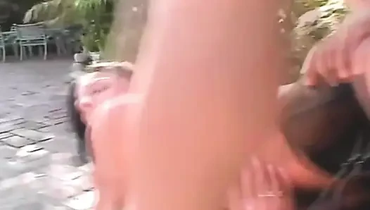 Esmer hatun gırtlağına kadar zonklayan yarağı emerken parmaklıyor