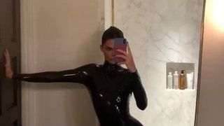 &quot;kendall j.&quot; Selfie sexy en latex noir