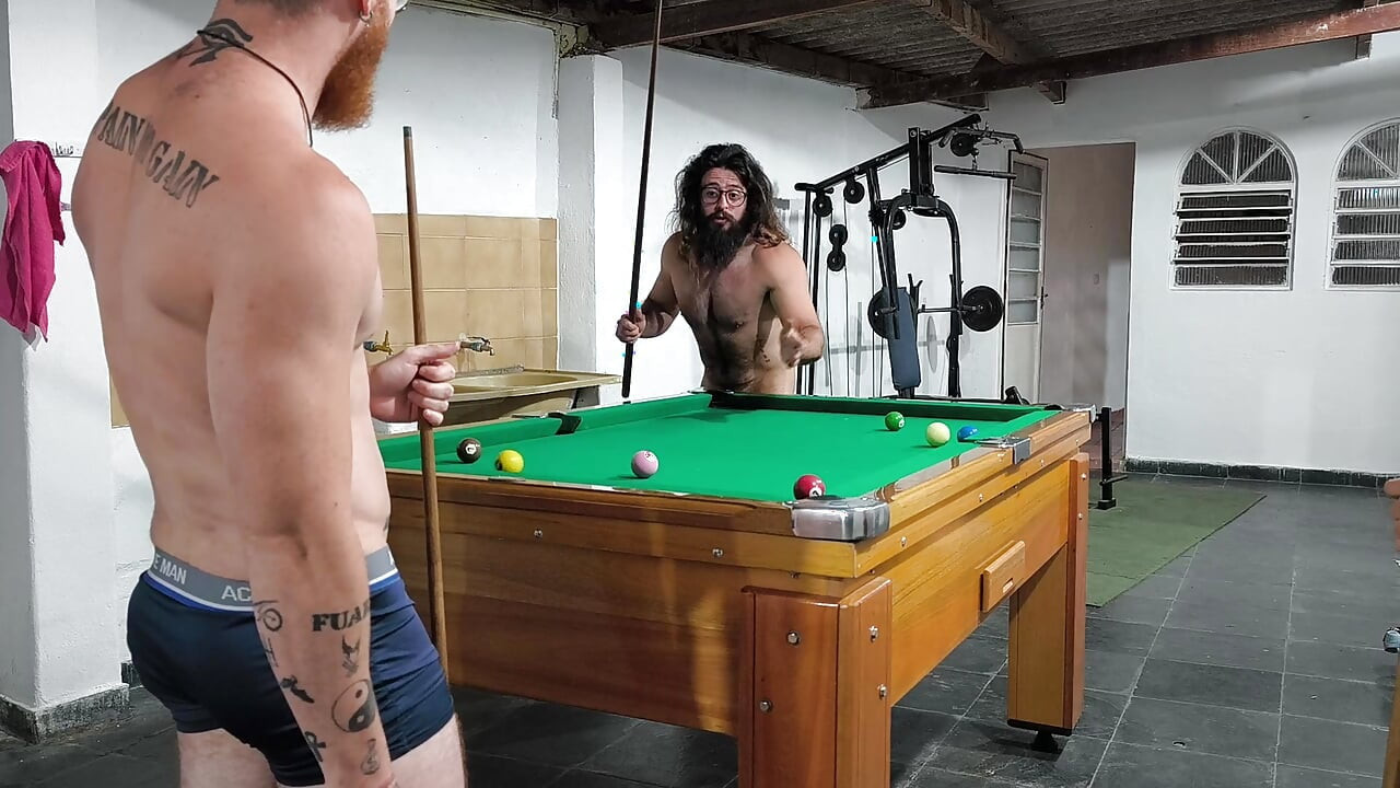 친구들과 놀다가 벌거벗고