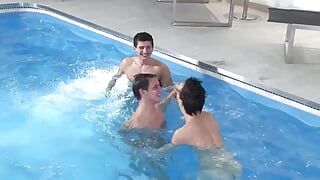 Neuken aan het zwembad met hete jongens die staan te popelen naar een lul