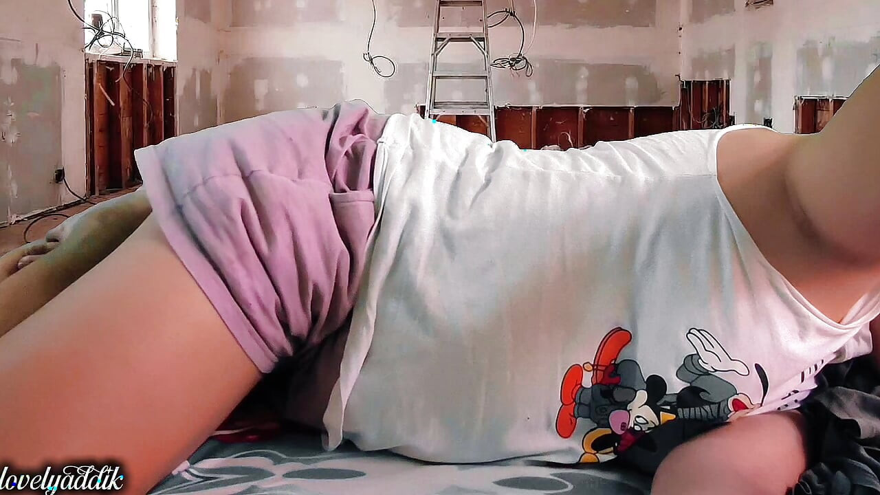 菲律宾熟女等待工人在施工房间