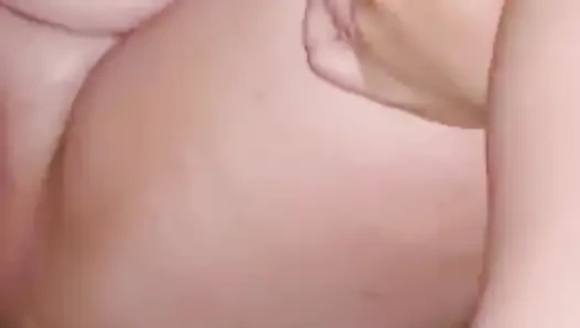 Meine muschi wurde von dem 55-jährigen opa verschlungen und ich streichelte seinen großen schwanz, während er meinen heißen körper schüttelte, wie mein kitzler einen handjob bekam