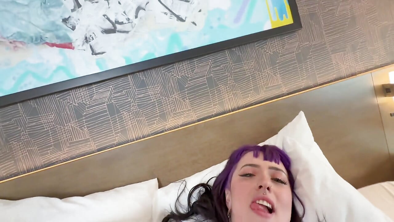 Goth Girl zjada impregnujące kremówka w pokoju hotelowym