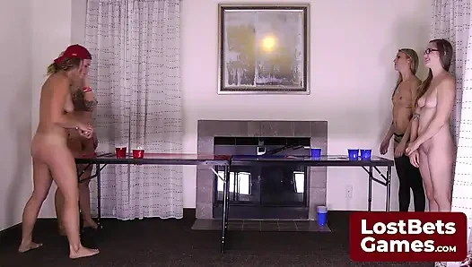 Пивной понг игра стриптиз в предвкушении всплесков перед знаковыми татуировками Tobi