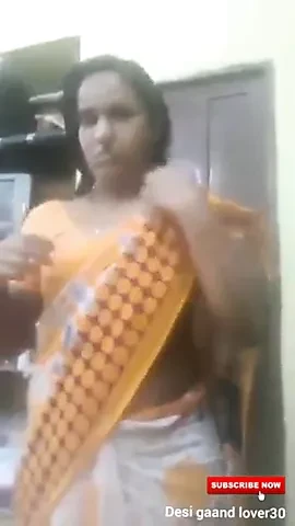 Indian bhabhi removes her saree
