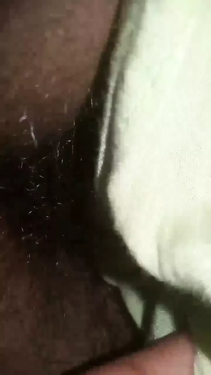 Twee hete meiden zijn in de garage en ze voelen een grote harde lul