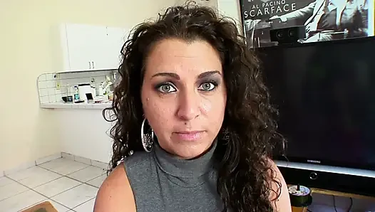 Ateşli genç kız uyandı ve sert sikildi