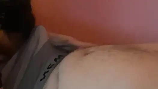 Amateur paar lutscht und fickt