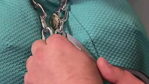 Büyük göğüsler esaret altında mutfakta sikişiyor