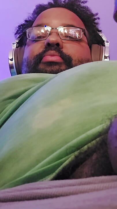 Thick Daddy Jerks off While Editing His own Vid