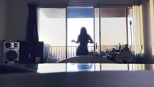 Meksikalı bir barbiie aşk şarkısını söylüyor