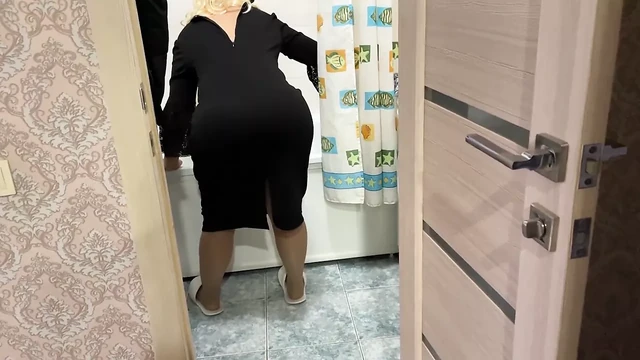 Mature MILF with big ass and big tits gave a blowjob and framed her ass for anal