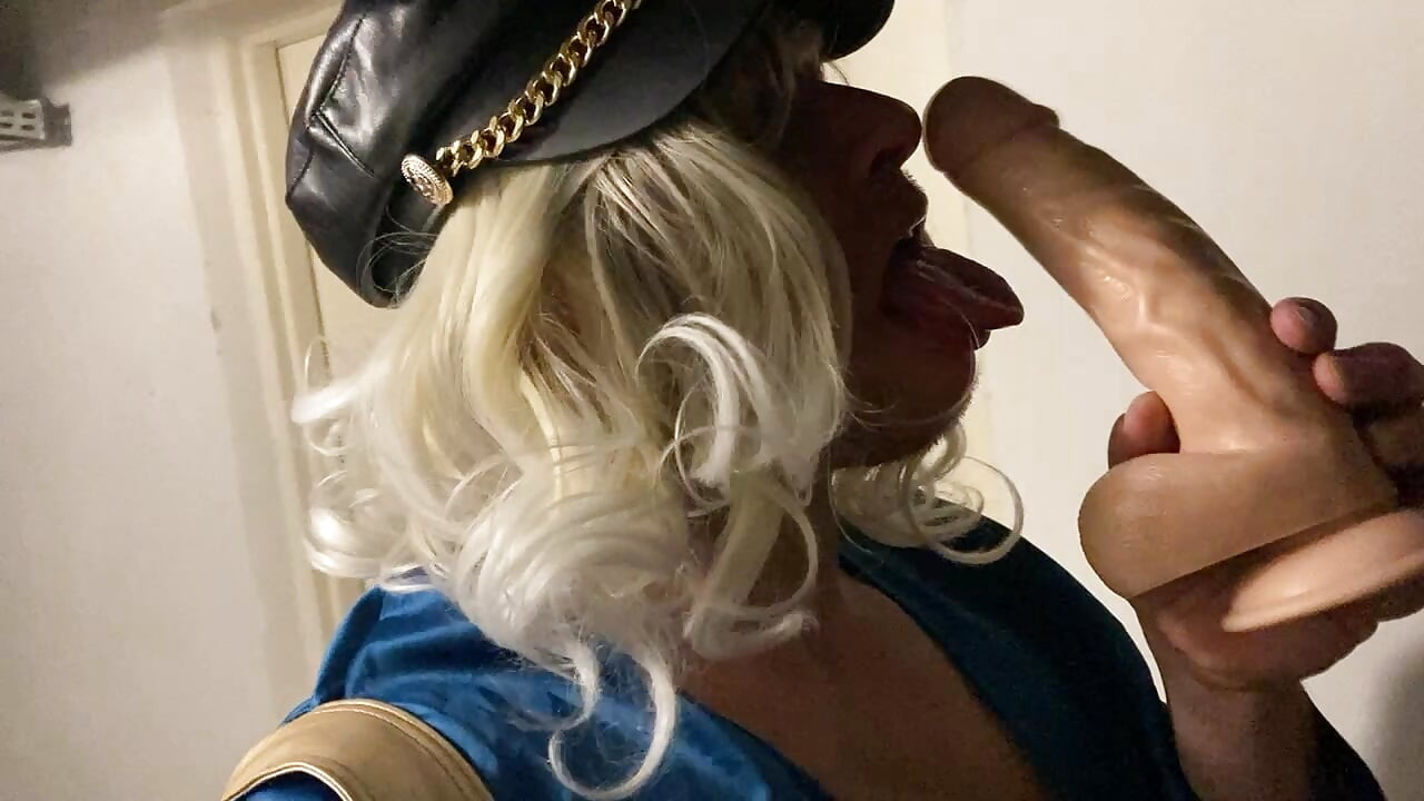 Crossdresser pronalazi dildo u podrumu