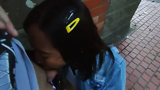 Wanita Kolombia di depan umum sama turis