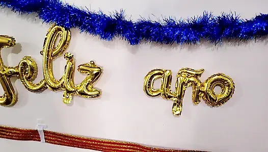 Она осуществляет свою фантазию по сосу член отчима, а затем занимается страстным сексом на предмете мебели