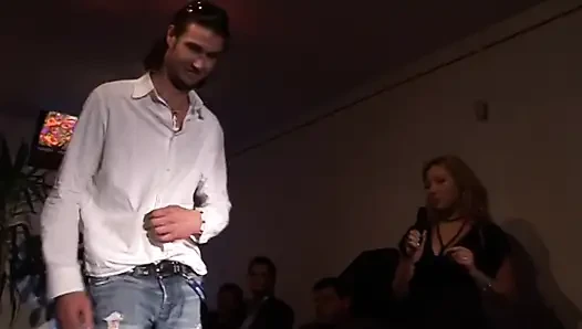 İri göğüslü ateşli sarışın kadın banyoda götünü siktiriyor