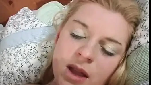 Amateur-blondine gefickt und von einem großen schwanz in den mund gespritzt
