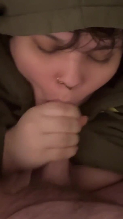 Kejutan nyepong kontol asli pasangan amatir setelah nyepong kontol di ranjang! | Klip 1