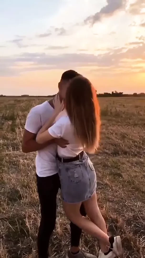 #Hot girlfriend and boyfriend kissing video#