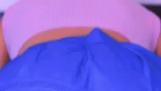 Kız öğrenci üvey erkek kardeşini baştan çıkarıyor ve sert yarağına atlıyor