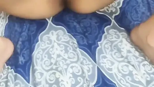 Teman tunanganku ngentot aku sementara tunanganku merekam kami