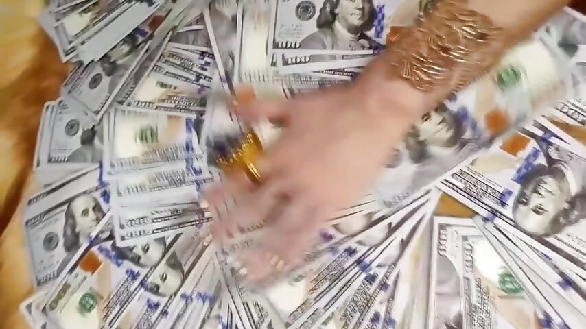 Findom: Deusa do dinheiro conta dinheiro e faz você adorar seu decote e pés