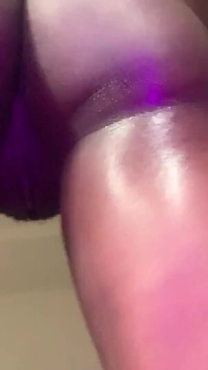 Afrikansk teenager danser med fisse se tæt på POV sexet dans | Klip 1