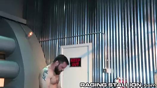 Ragingstallion tanpa pelana bercinta 4 ini bongkahan otot berbulu panas!