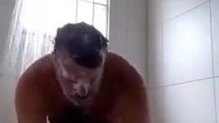 Stiefvater in der Dusche