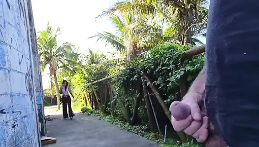 Handjob berisiko untuk hottie di taman!