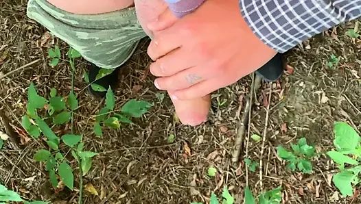 Twink daha hızlı ve yavaş mastürbasyon yapıyor, daha hızlı ve yavaş... Sonra açık havada boşalıyor