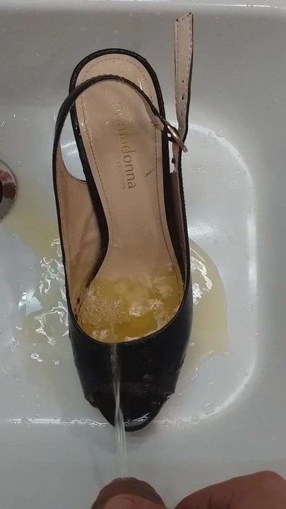 Pisciata sulle scarpe di mia sorella