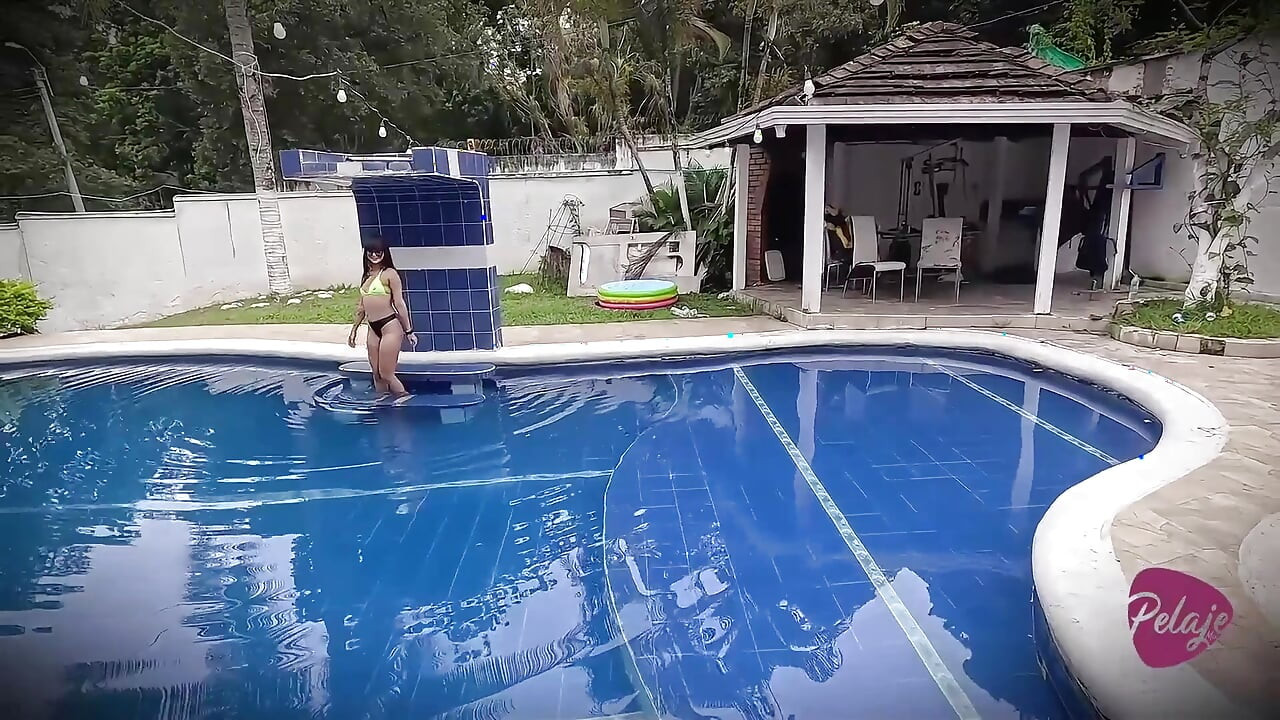 The Stepmother Caught Her Stepdaughter Playing with a Dildo in the Pool and Masturbated Her Until She Squirts.