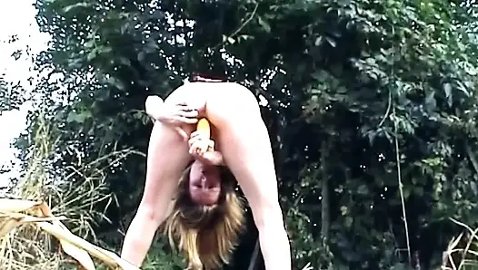 Tante seksi dengan toket besar ini menganga lebar dan menganga lebar di luar ruangan