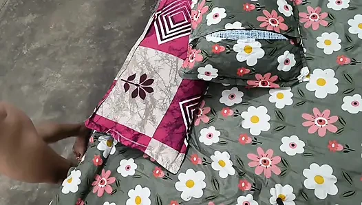 Seks foreplay romantis penuh panas milf India dengan suaminya