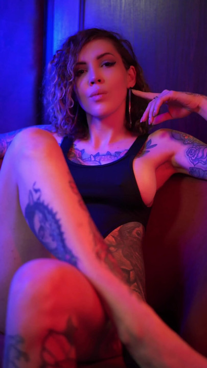 Naughty leg move 💋