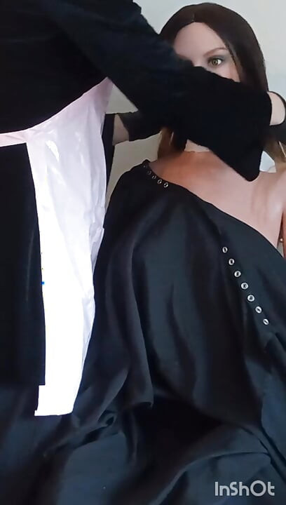 Seksi u crnom, višenamjenski frizerski salon, fetiš modeliranje s Lauren