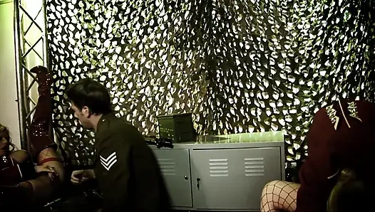 Drei geile armee-schätzchen masturbieren, als ein brocken kommt, um sie zu ficken