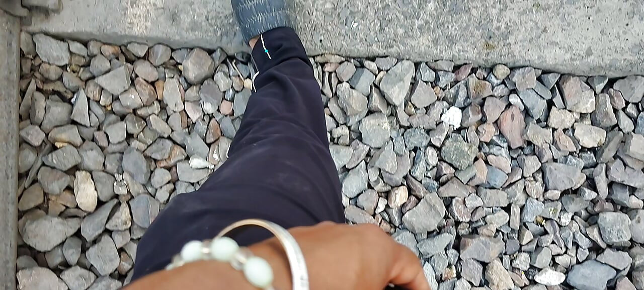 Tren istasyonu se rail gujarti Hui aate hue aur sex karte hue dekh liya