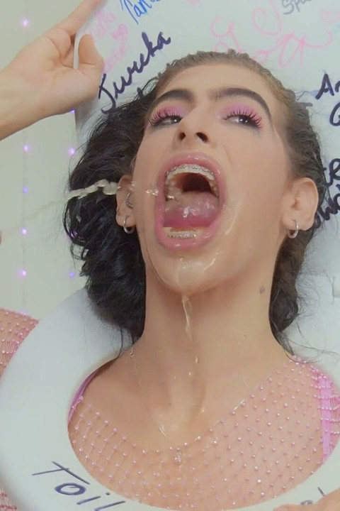 Alicia Trece - Pisselskende analtoalett-hore latina-slut
