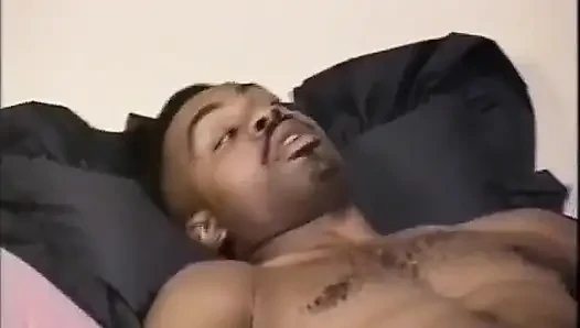 Memek hitam dan putih menjilati dildo fingering ditembus