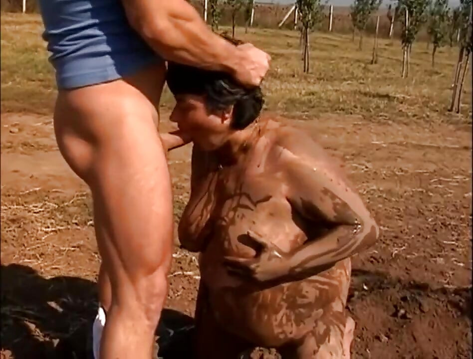 बदसूरत मोटी चोदने लायक मम्मी बड़े लंड पर