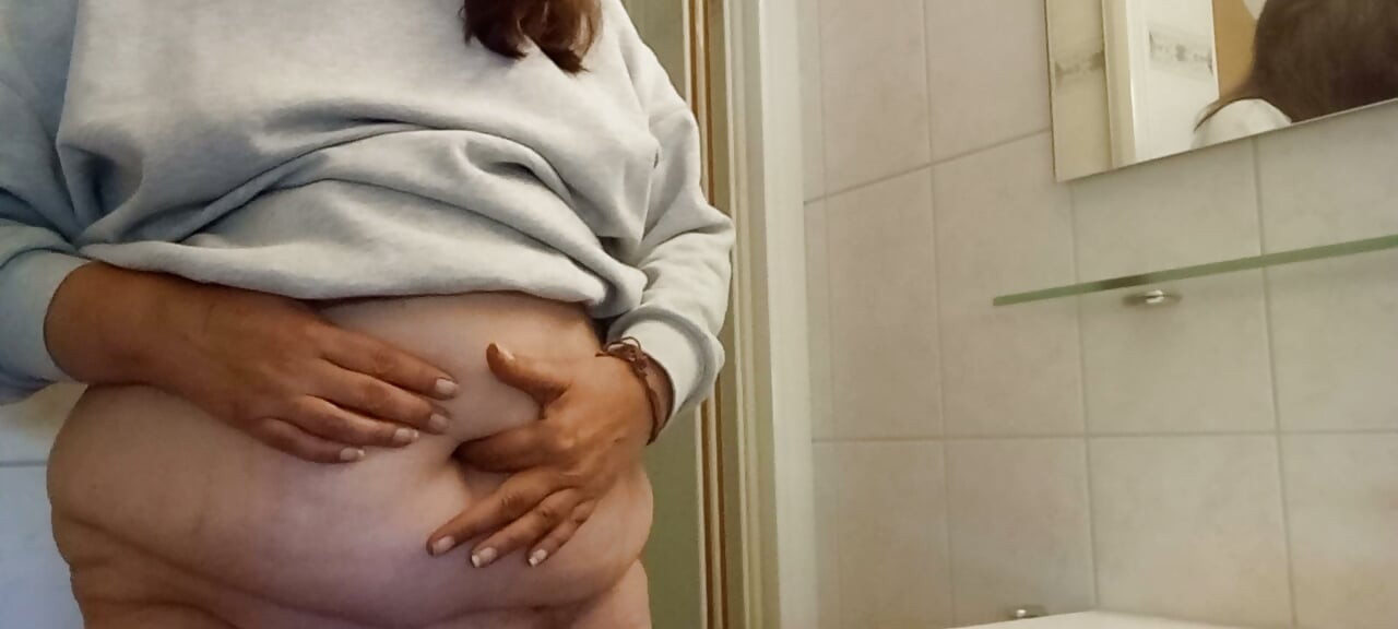 BBW belly wobbling shower mature German