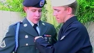 Twinks del ejército en uniforme están listos para una perforación hardcore