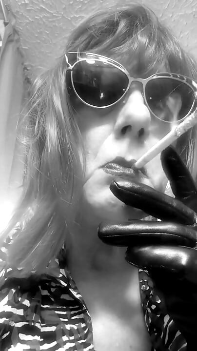 SMOKING VS120 MENTHOLS IN THE BATHROOM - PINK WIG, BLACK GLOVES