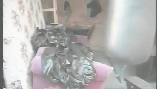 Muskulöse fremder in weißer Superheldin-Maske bohrt ebenholzküken auf dem Parkplatz des Einkaufszentrums