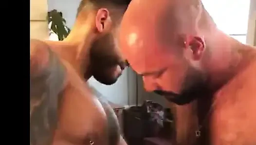 Yaramaz baba crus iktor rom tarafından korunmasız sikiliyor