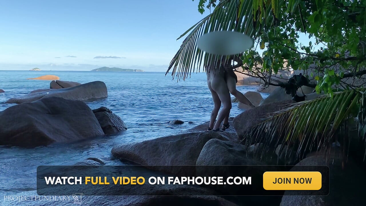 Catching nude couple -sex on beach